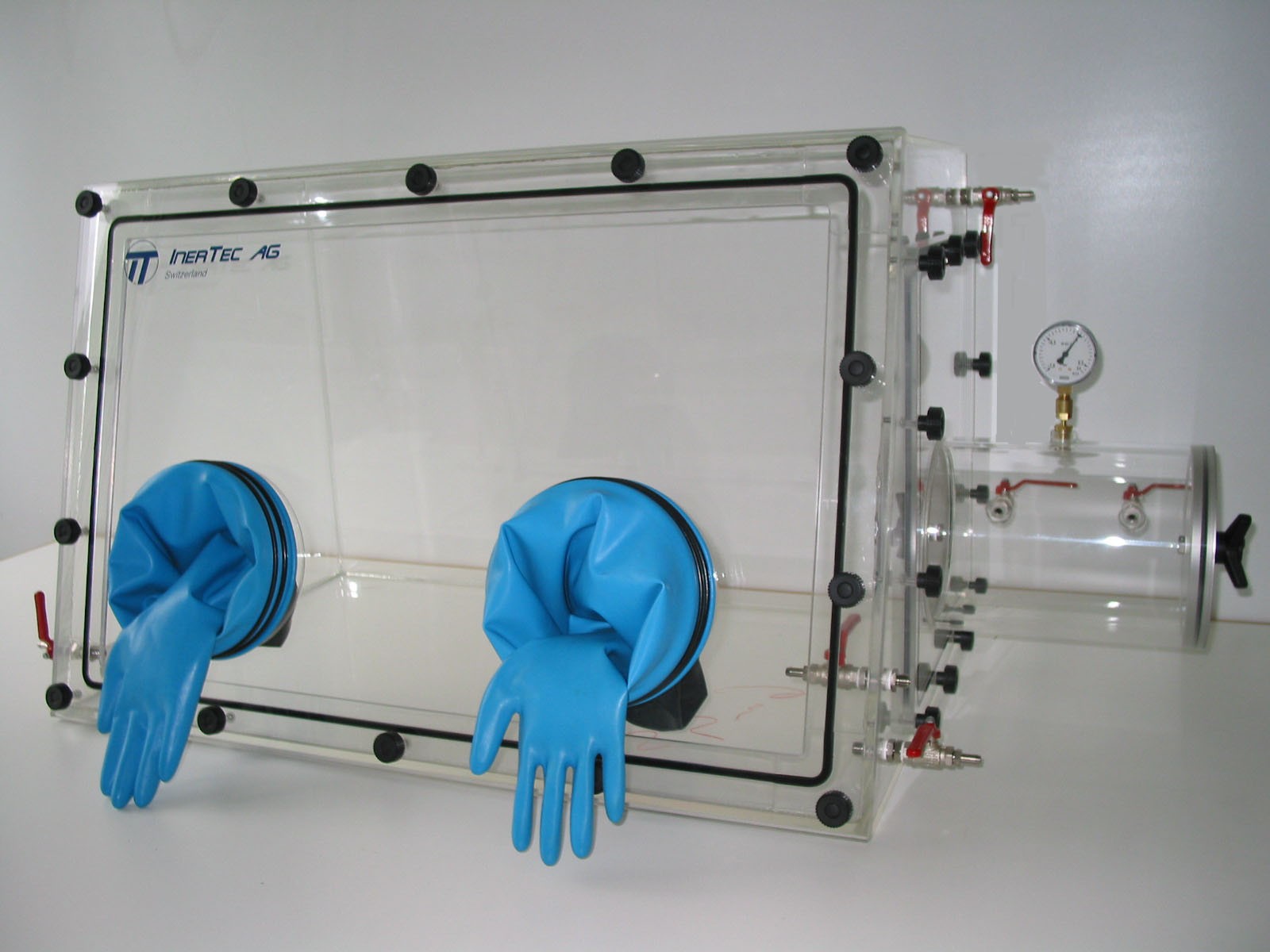 Glovebox aus Acryl> Gasbefüllung: Spülautomatik mit Druckregelung, Frontausführung: Standard, Seitenausführung: Vakuumschleuse rund, Steuerung: Sauerstoff- und Feuchteregler